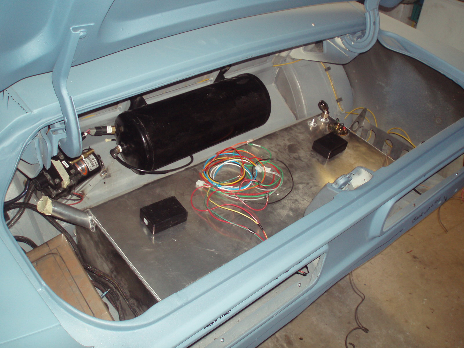 Air Ride reserve tank installed in the trunk